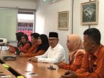 Ketua Komite IV DPD RI Ahmad Nawardi (tengah) bersama petugas Sensus Ekonomi 2026 di Nippon Paint. (Foto: Andika DP)