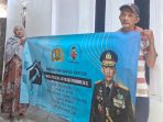 Itoh dan suami di depan rumahnya yang baru saja dibedah lewat program Kapolri. Itoh dan suami di depan rumahnya yang baru saja dibedah lewat program Kapolri.