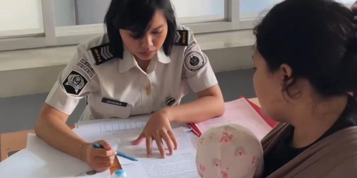 VP saat didata bersama sang buah hati di Rutan Perempuan Kelas llA Surabaya. (Foto: Ist)