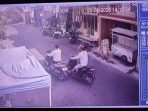 Aksi curanmor mendorong hasil curian. (Foto: Ist) Aksi curanmor mendorong hasil curian. (Foto: Ist)