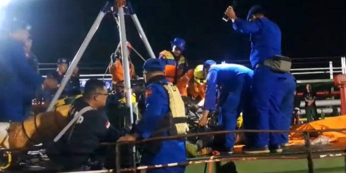 Satpolairud Polres Gresik saat evakuasi korban kecelakaan kerja di MT HAMDAM 1. (Foto: Ist)