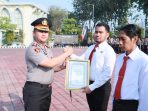 Kapolres Gresik AKBP Ramadhan Nasution memberikan penghargaan kepada Kanit Resmob Satreskrim Ipda Andi Muh. Asyraf Gunawan. Kapolres Gresik AKBP Ramadhan Nasution memberikan penghargaan kepada Kanit Resmob Satreskrim Ipda Andi Muh. Asyraf Gunawan.