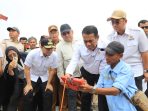 Mentan Andi Amran Sulaiman saat meninjau kekeringan lahan pertanian di Benjeng, Gresik. Mentan Andi Amran Sulaiman saat meninjau kekeringan lahan pertanian di Benjeng, Gresik.