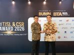 Perwakilan Petrokimia Gresik menerima penghargaan atas implementasi program TJSL dalam ajang 6th TJSL & CSR Award 2026