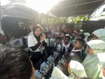 Siswa MIN 2 Mojokerto antusias belajar di Mobil Microplastic Journey. Siswa MIN 2 Mojokerto antusias belajar di Mobil Microplastic Journey.