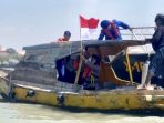Satpolairud Polres Gresik memasang bendera Merah Putih di perahu nelayan. Satpolairud Polres Gresik memasang bendera Merah Putih di perahu nelayan.