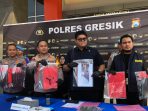 (Dari kiri) Kasi Humas Polres Gresik Iptu Hepi Muslih Riza, Kapolres AKBP Ramadhan Nasution, Kasat Reskrim AKP Arya Widjaya dan Kanit Resmob Ipda Andi Muh. Asyraf Gunawan saat pers rilis kasus curanmor modus bawa anak kecil. (Dari kiri) Kasi Humas Polres Gresik Iptu Hepi Muslih Riza, Kapolres AKBP Ramadhan Nasution, Kasat Reskrim AKP Arya Widjaya dan Kanit Resmob Ipda Andi Muh. Asyraf Gunawan saat pers rilis kasus curanmor modus bawa anak kecil.