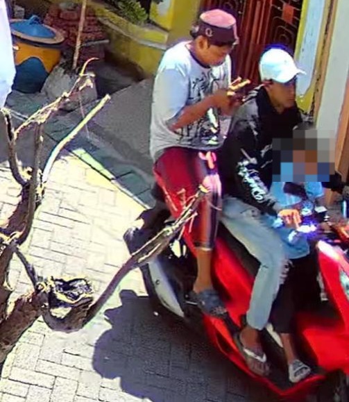 Bawa Anak Kecil Saat Beraksi, Dua Bandit Motor di Gresik Ditangkap Polisi 1 Tangkapan layar rekaman CCTV yang memperlihatkan para pelaku curanmor di Gresik membawa anak kecil saat beraksi.