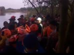 Tim gabungan saat mengevakuasi jasad pemancing yang tenggelam di tambak Putatlor, Kecamatan Menganti, Gresik. Tim gabungan saat mengevakuasi jasad pemancing yang tenggelam di tambak Putatlor, Kecamatan Menganti, Gresik.