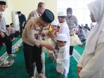 Kapolres Gresik AKBP Ramadhan Nasution menyalurkan santunan untuk anak yatim piatu dalam peringatan Maulid Nabi Muhammad SAW.