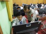 Kanit Kamsel Satlantas Polres Gresik Ipda Andreas saat mengedukasi siswa terkait AI.