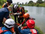 Evakuasi mayat di Sungai Kedungbocok, Sidoarjo.
