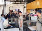 Satpol PP Sidoarjo saat melakukan razia pelajar bolos sekolah. (Foto: Ist)