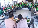 Kapolres Gresik AKBP Ramadhan Nasution saat ngopi bersama driver ojol.