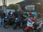 Driver ojek usai antar para Muktamirin di kawasan parkir Denanyar A2, Jombang. (Foto: Achmad Adi Nurcahya) Driver ojek usai antar para Muktamirin di kawasan parkir Denanyar A2, Jombang. (Foto: Achmad Adi Nurcahya)