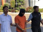 Tersangka AAS dikeler di Mapolres Gresik. (Foto: Andika DP)