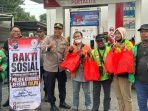 Kapolsek Kebomas Kompol Tatak Sutrisno menyalurkan bantuan sosial BBM gratis untuk ojol.