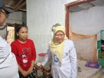 Plt Kepala Dinas Pendidikan dan Kebudayaan Kabupaten Sidoarjo Netti Lastiningsih saat mendatangi kediaman siswi L. (Foto: Achmad Adi Nurcahya) Plt Kepala Dinas Pendidikan dan Kebudayaan Kabupaten Sidoarjo Netti Lastiningsih saat mendatangi kediaman siswi L. (Foto: Achmad Adi Nurcahya)