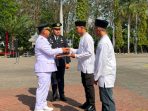 Bupati Gresik Fandi Akhmad Yani bersama Kepala Rutan Gresik Dhimas Isdwiyono menyerahkan berkas remisi secara simbolis. Bupati Gresik Fandi Akhmad Yani bersama Kepala Rutan Gresik Dhimas Isdwiyono menyerahkan berkas remisi secara simbolis.