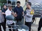 Kapolres Gresik AKBP Ramadhan Nasution didampingi Kasat Reskrim AKP Arya Widjaya menyerahkan sepeda motor kepada petani. (Foto: Ist)