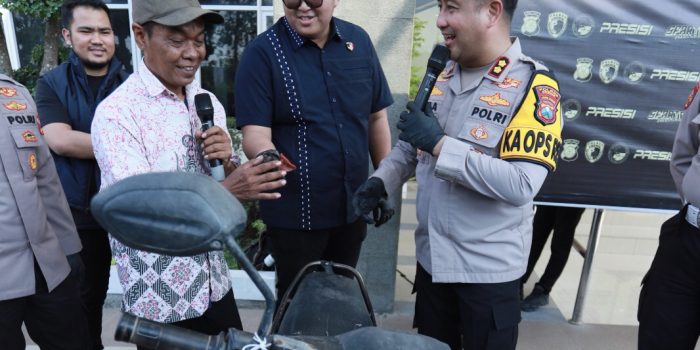 Kapolres Gresik AKBP Ramadhan Nasution didampingi Kasat Reskrim AKP Arya Widjaya menyerahkan sepeda motor kepada petani. (Foto: Ist)