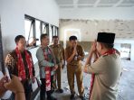 Bupati Jember Muhammad Fawait meninjau revitalisasi SMPN 7 Jember. (Foto: Ist)