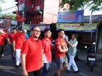 Kapolres Gresik AKBP Ramadhan Nasution saat jalan sehat bersama warga memperingati HUT ke-81 RI.
