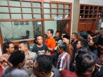 Warga memadati kantor Desa Abar-abir Gresik saat mediasi berlangsung. (Foto: Ist)