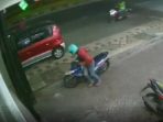 Pelaku curanmor tertangkap kamera CCTV saat melancarkan aksinya di Buduran, Sidoarjo. (Foto: Ist)