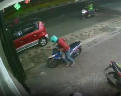 Pelaku curanmor tertangkap kamera CCTV saat melancarkan aksinya di Buduran, Sidoarjo. (Foto: Ist)