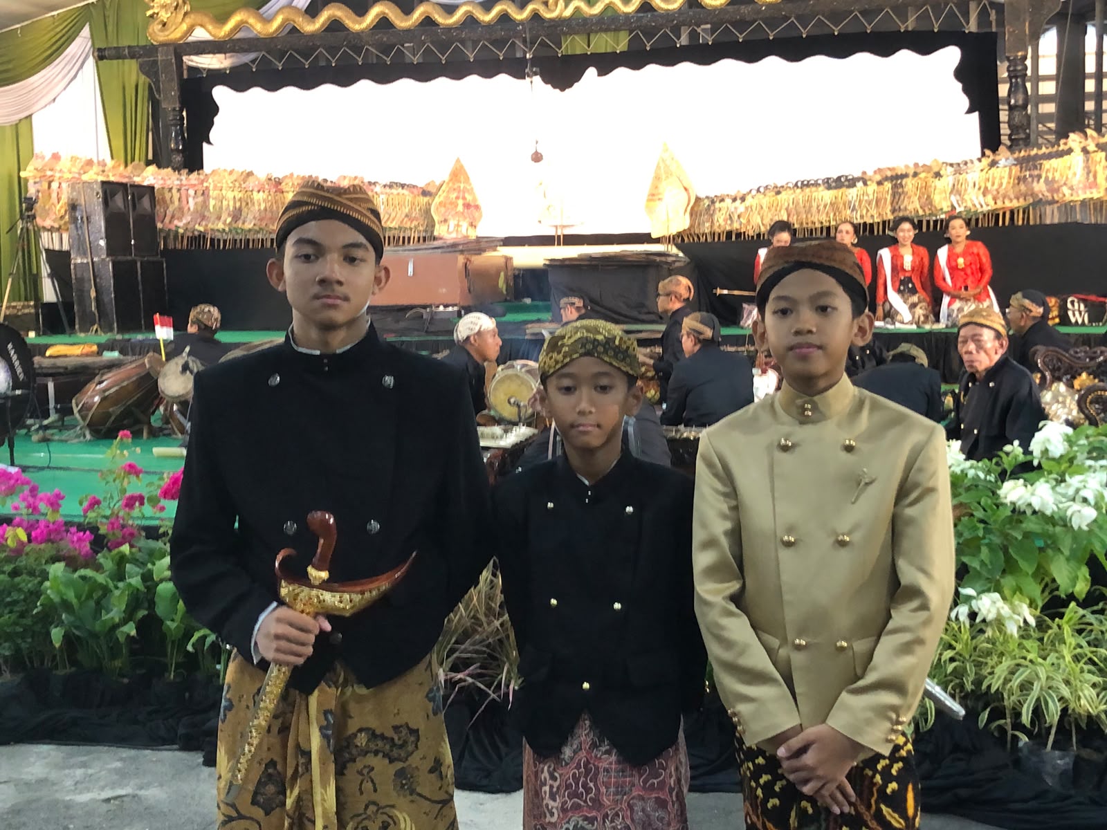 Wayang Kulit Jadi Penutup HUT ke-54 Petrokimia Gresik, Daconi Khotob Ungkap Kinerja Pupuk Indonesia 1 Tiga dalang cilik yang ambil bagian dalam pagelaran Wayang Kulit HUT ke-54 Petrokimia Gresik.