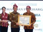 Wakil Gubernur Jawa Timur Emil Elestianto Dardak menyerahkan penghargaan kepada Direktur Pengembangan Petrokimia Gresik Herdijanto Utomo. (Foto: Ist/Komkor PG) Wakil Gubernur Jawa Timur Emil Elestianto Dardak menyerahkan penghargaan kepada Direktur Pengembangan Petrokimia Gresik Herdijanto Utomo. (Foto: Ist/Komkor PG)