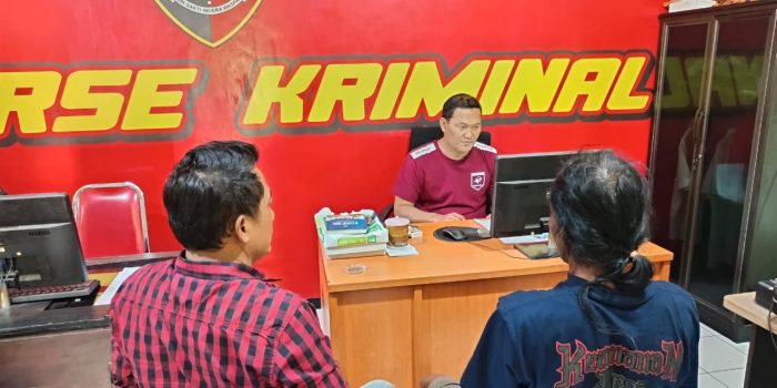 Ketiga terduga pelaku saat menjalani pemeriksaan di Mapolsek Balongbendo. (Foto. Ist)