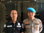 Kasi Humas Polres Gresik Iptu Hepi Muslih Riza didampingi Kasi Propam Iptu Eriq Panca Nur Patria. (Foto: Andika DP) Kasi Humas Polres Gresik Iptu Hepi Muslih Riza didampingi Kasi Propam Iptu Eriq Panca Nur Patria. (Foto: Andika DP)