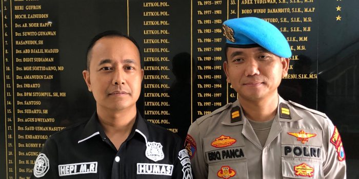 Kasi Humas Polres Gresik Iptu Hepi Muslih Riza didampingi Kasi Propam Iptu Eriq Panca Nur Patria. (Foto: Andika DP)