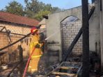 Damkar Gresik berjibaku memadamkan kebakaran rumah di Desa Wotan, Gresik.