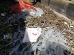 Limbah medis berupa alat dibuang sembarangan di exit tol Sidoarjo. (Foto: Ist)