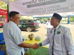 Sugianto, Kadishub Jombang saat menyambut muktamirin tiba di Terminal Kepuhsari.(istimewa)