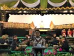 Direktur Utama Petrokimia Gresik Daconi Khotob saat membuka pagelaran Wayang Kulit dengan lakon "Begawan Ciptaning".