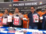 (Dari kiri) Kasi Humas Polres Gresik Iptu Hepi Muslih Riza, Kapolres AKBP Ramadhan Nasution dan Kasat Narkoba AKP Ahmad Yani saat pers rilis Operasi Tumpas Narkoba Semeru 2026.