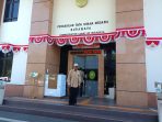 Suparlan, saat keluar dari PTUN usai pemeriksaan administrasi. (Foto: Achmad Adi Nurcahya)