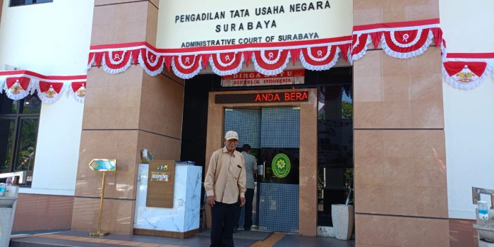 Suparlan, saat keluar dari PTUN usai pemeriksaan administrasi. (Foto: Achmad Adi Nurcahya)