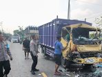 Petugas melakukan evakuasi kendaraan laka di Kecamatan Baureno, Bojonegoro. (Foto: Ist)
