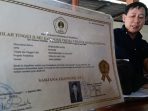 Anggota DPRD Bojonegoro Sukur Priyanto menunjukan ijazahnya. (Foto: Umam)