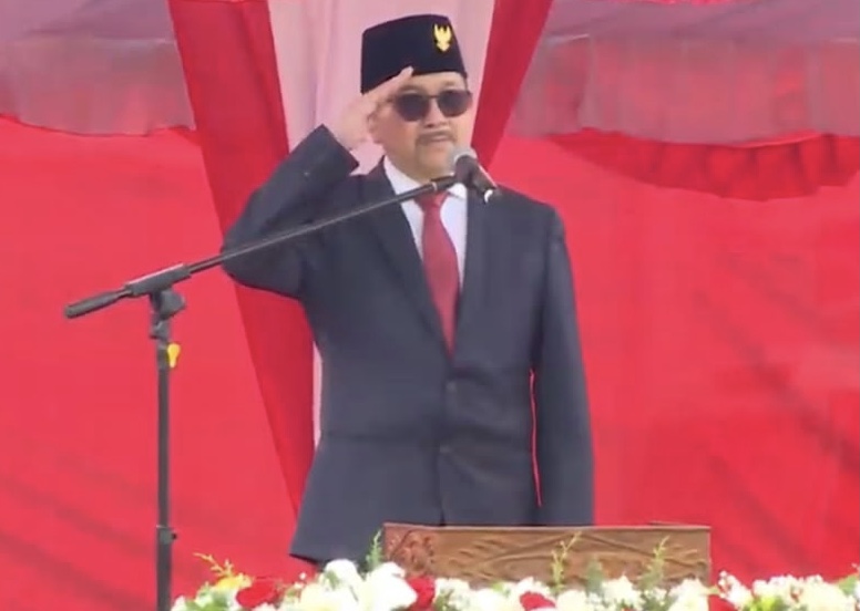 Dari Timur Indonesia, Freeport Perkokoh Kedaulatan Mineral Negeri 1 Presiden Direktur PTFI Tony Wenas saat memimpin upacara HUT ke-81 RI di Tembagapura, Mimika, Papua Tengah. (Foto: Ist/ YT Freeport Indonesia)