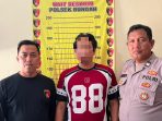 Tersangka diamankan di Mapolsek Bungah Polres Gresik.