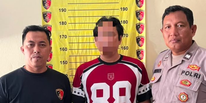 Tersangka diamankan di Mapolsek Bungah Polres Gresik.