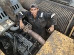 M. Iqram berjibaku dengan mesin alat berat.