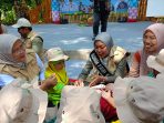 Bunda PAUD Sidoarjo Sriatun Subandi meninjau mainan tradisional yang di Kampung Lali Gadget. (Foto: Achmad Adi Nurcahya)