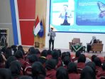 Beni Pramula, Presiden Pemuda Asia-Afrika Youth Government 2015–2021, saat mengisi materi di Umsida. (Foto: Achmad Adi Nurcahya)